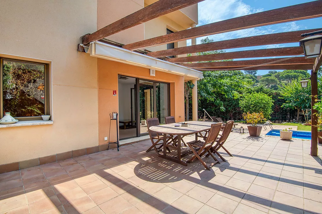 Casa aparellada amb jardí i piscina privada.