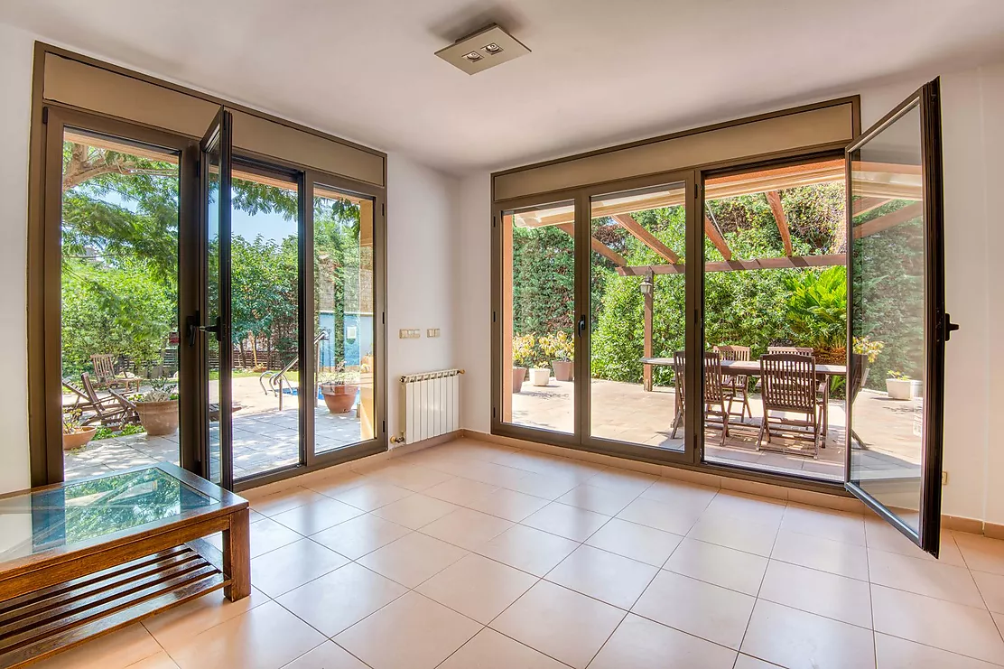 Casa aparellada amb jardí i piscina privada.