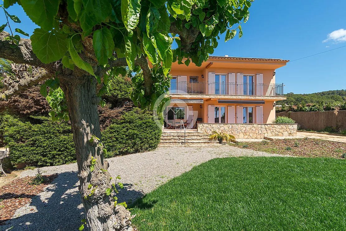 Jolie maison de campagne avec court de tennis et piscine à vendre à Palafrugell