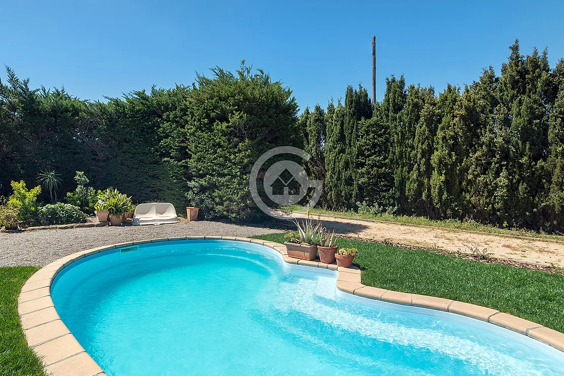 Jolie maison de campagne avec court de tennis et piscine à vendre à Palafrugell