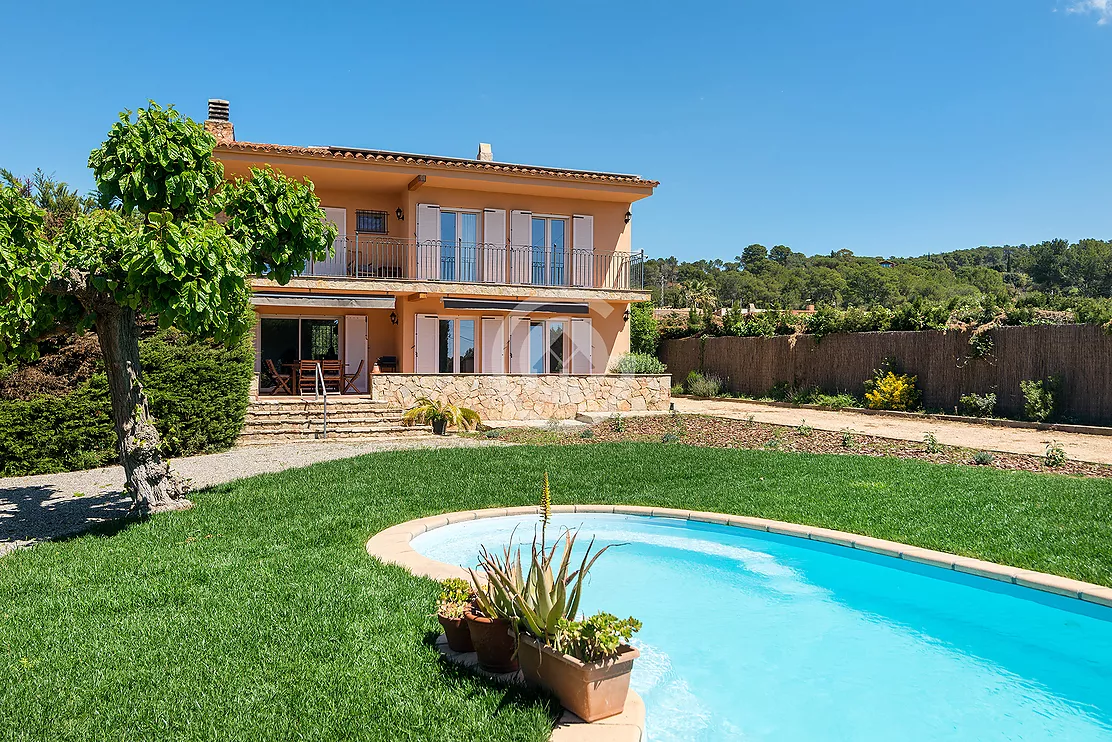 Bonica casa de camp amb pista de tennis i piscina en venda a Palafrugell