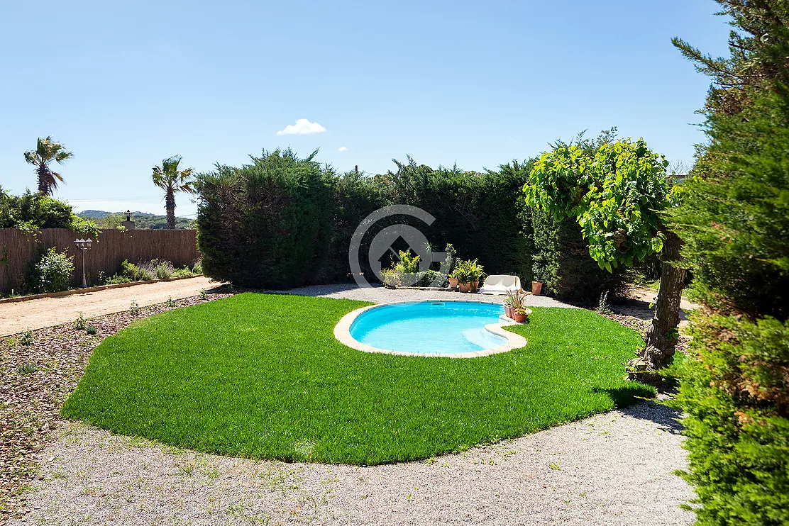 Bonica casa de camp amb pista de tennis i piscina en venda a Palafrugell