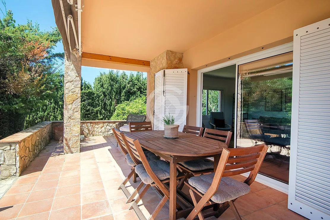 Jolie maison de campagne avec court de tennis et piscine à vendre à Palafrugell