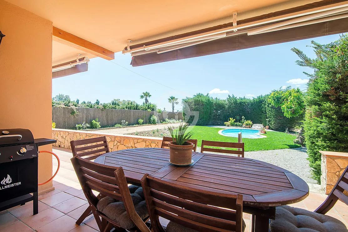 Bonica casa de camp amb pista de tennis i piscina en venda a Palafrugell