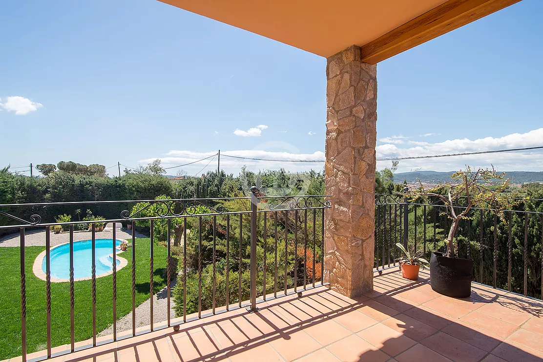 Bonica casa de camp amb pista de tennis i piscina en venda a Palafrugell