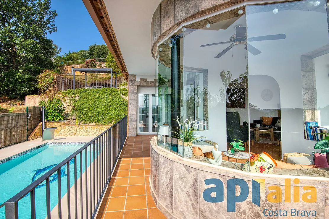 Maison élégante avec vue sur la mer et piscine à Mas Ambros, Calonge.