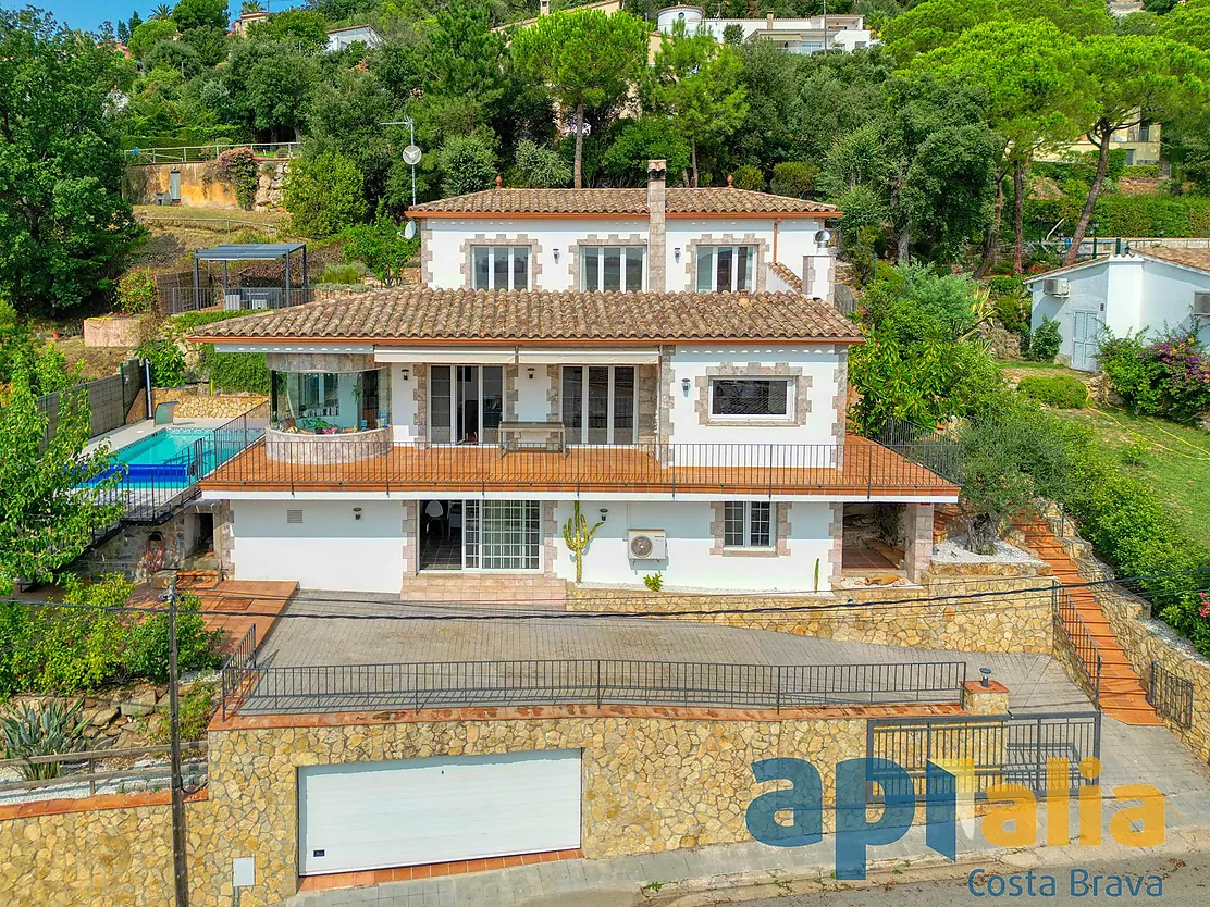 Maison élégante avec vue sur la mer et piscine à Mas Ambros, Calonge.