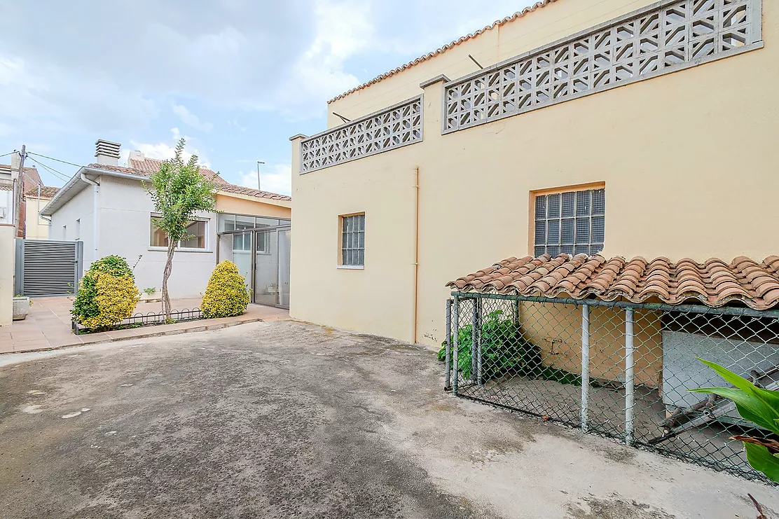 Single-story detached house.