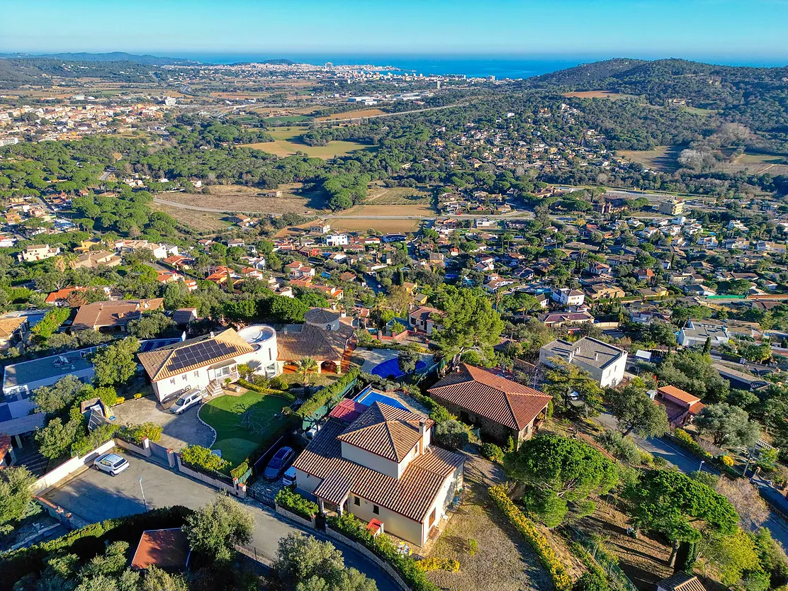 Encantadora casa amb vistes panoràmiques i piscina.