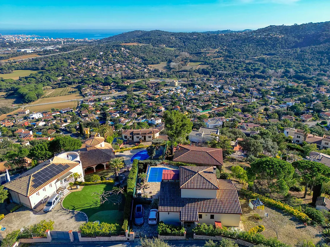 Encantadora casa amb vistes panoràmiques i piscina.