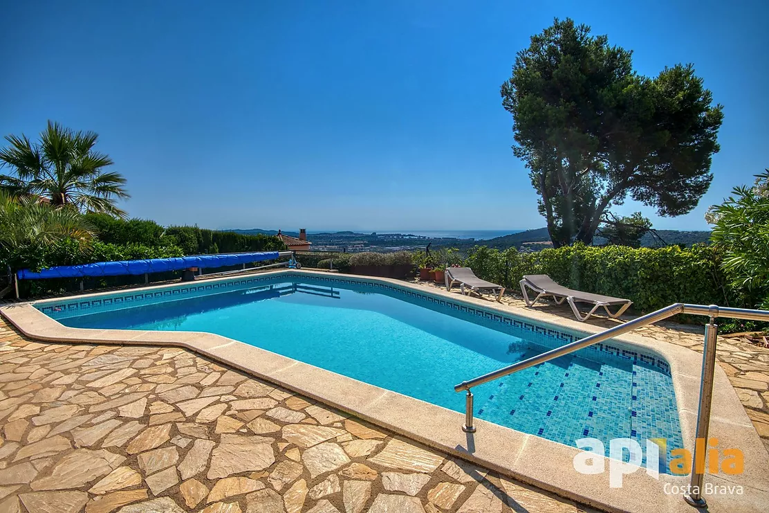 Encantadora casa amb vistes panoràmiques i piscina.