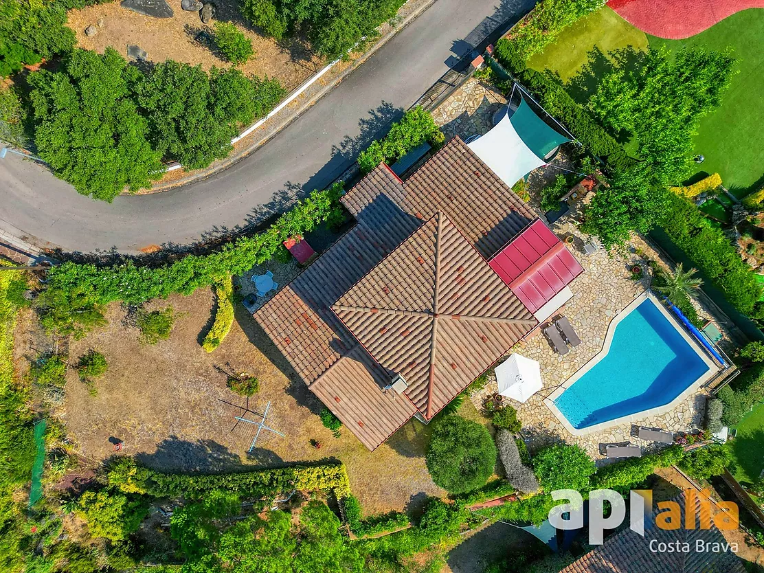 Encantadora casa amb vistes panoràmiques i piscina.