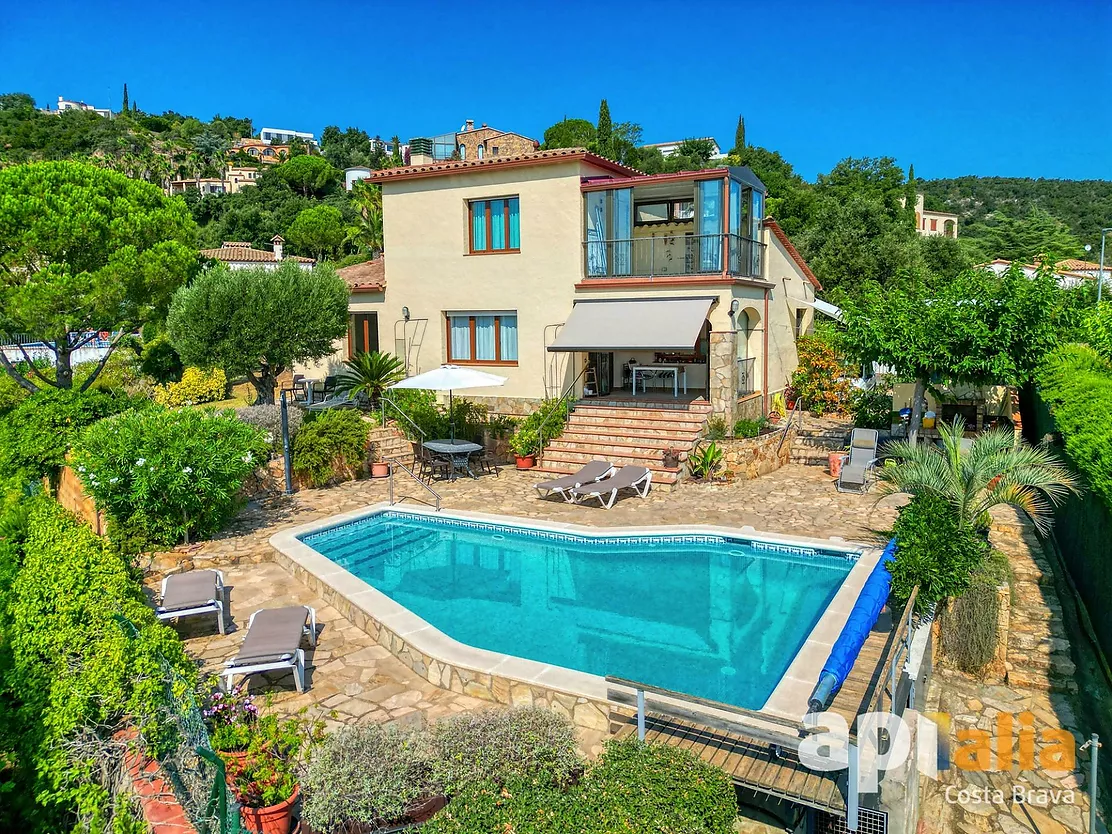 Encantadora casa amb vistes panoràmiques i piscina.