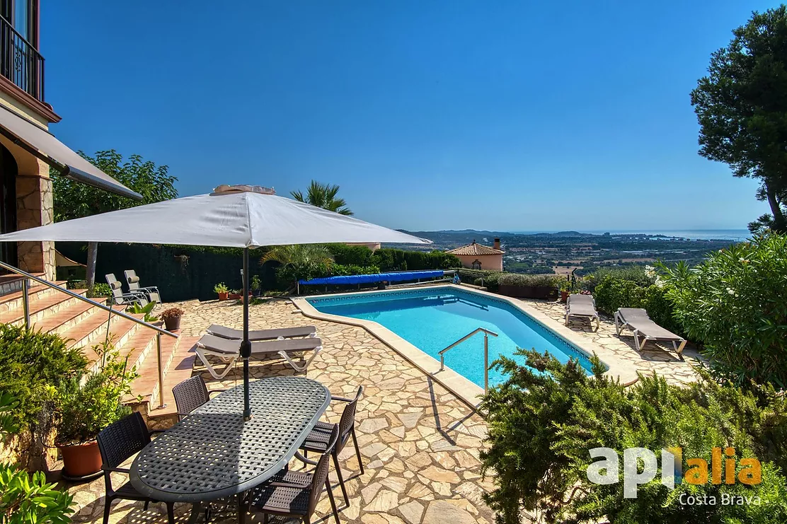 Encantadora casa amb vistes panoràmiques i piscina.