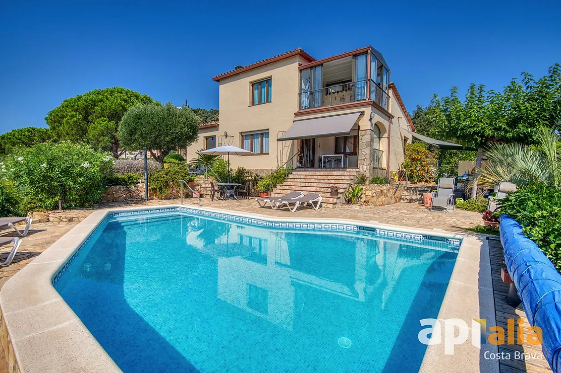 Encantadora casa amb vistes panoràmiques i piscina.