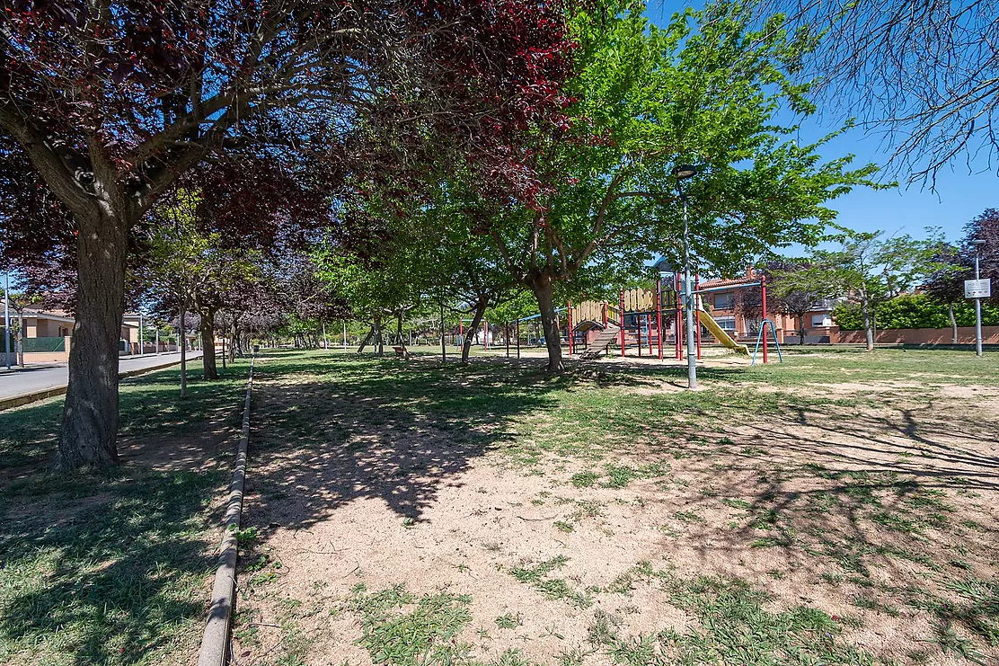 Casa adossada semi nueva en la zona del Pueblo de Vilablareix