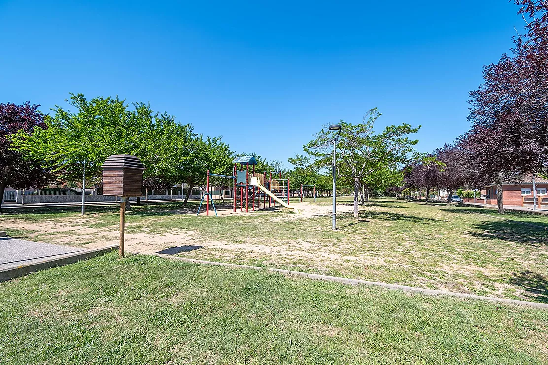 Casa adossada semi nueva en la zona del Pueblo de Vilablareix