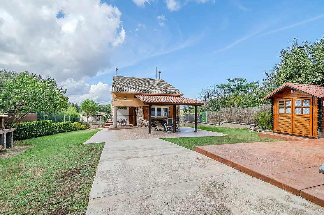 CASA CON AMPLIO TERRENO Y PISCINA