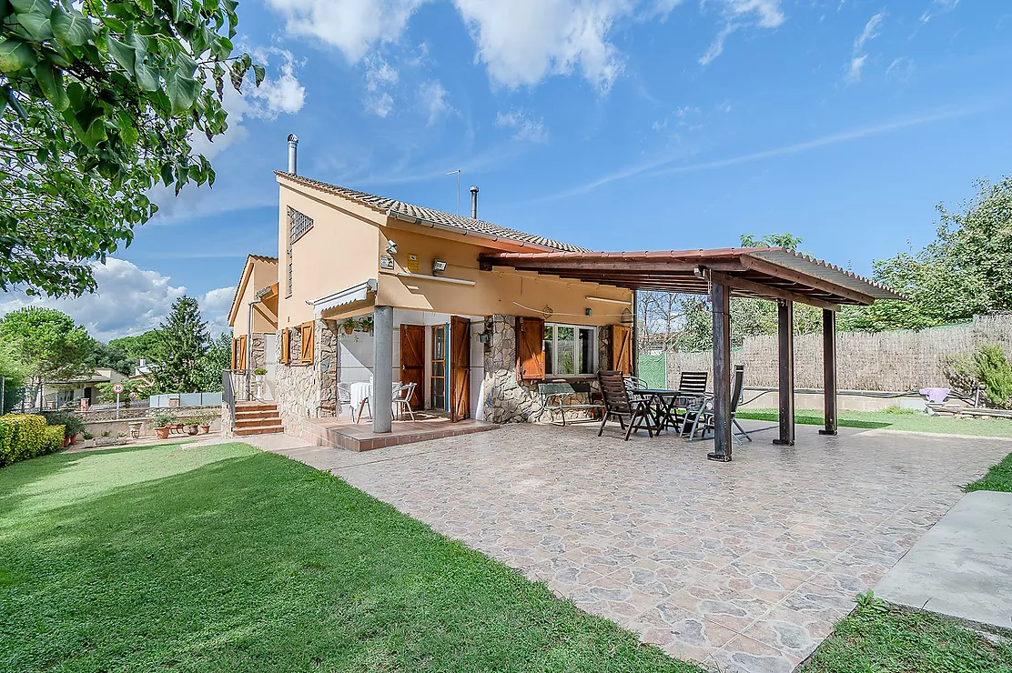 CASA CON AMPLIO TERRENO Y PISCINA