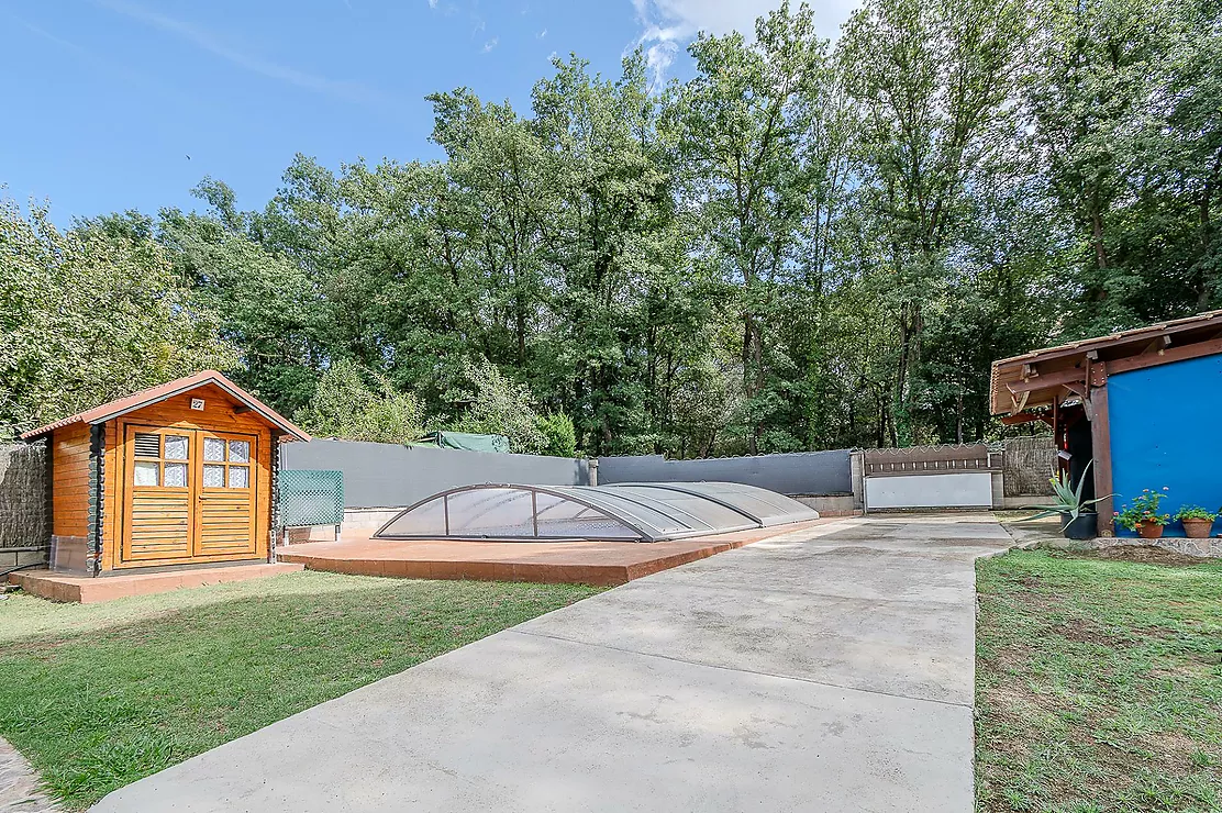 CASA CON AMPLIO TERRENO Y PISCINA