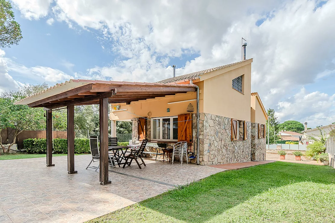 CASA CON AMPLIO TERRENO Y PISCINA