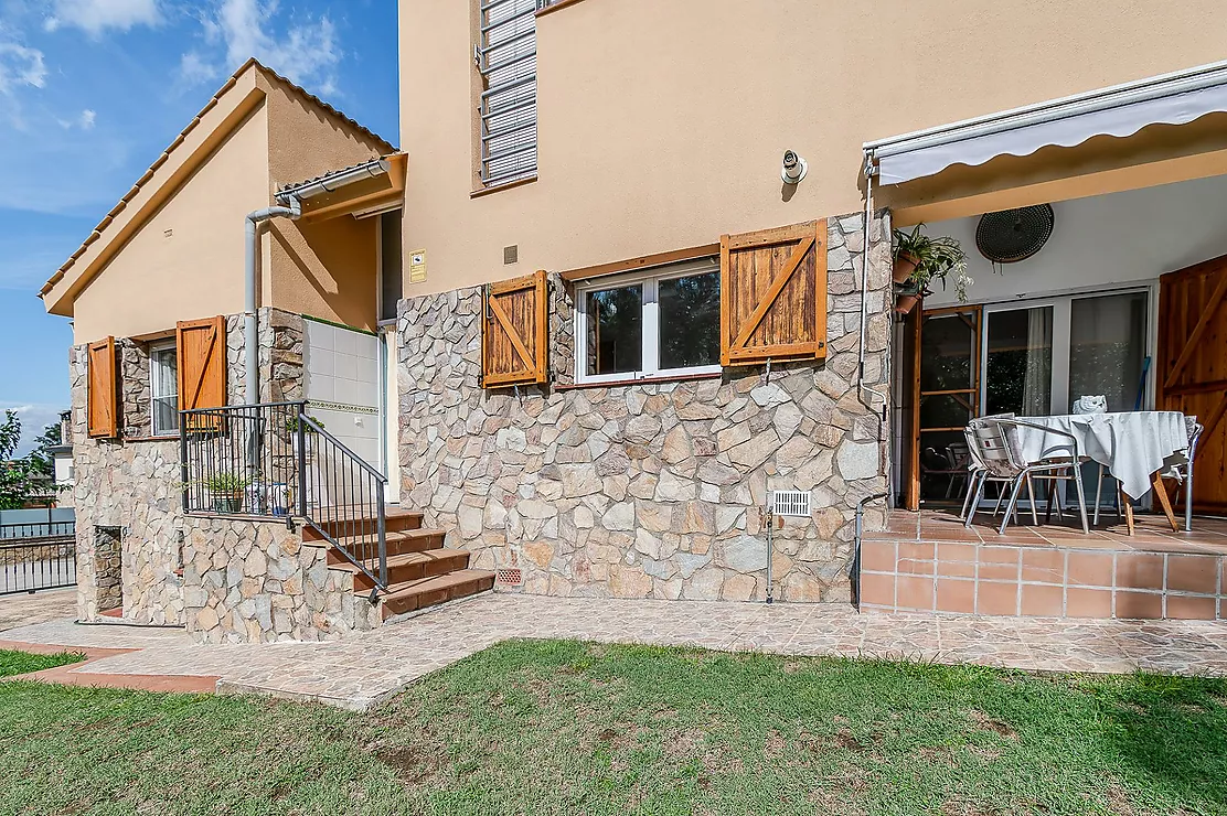 CASA CON AMPLIO TERRENO Y PISCINA