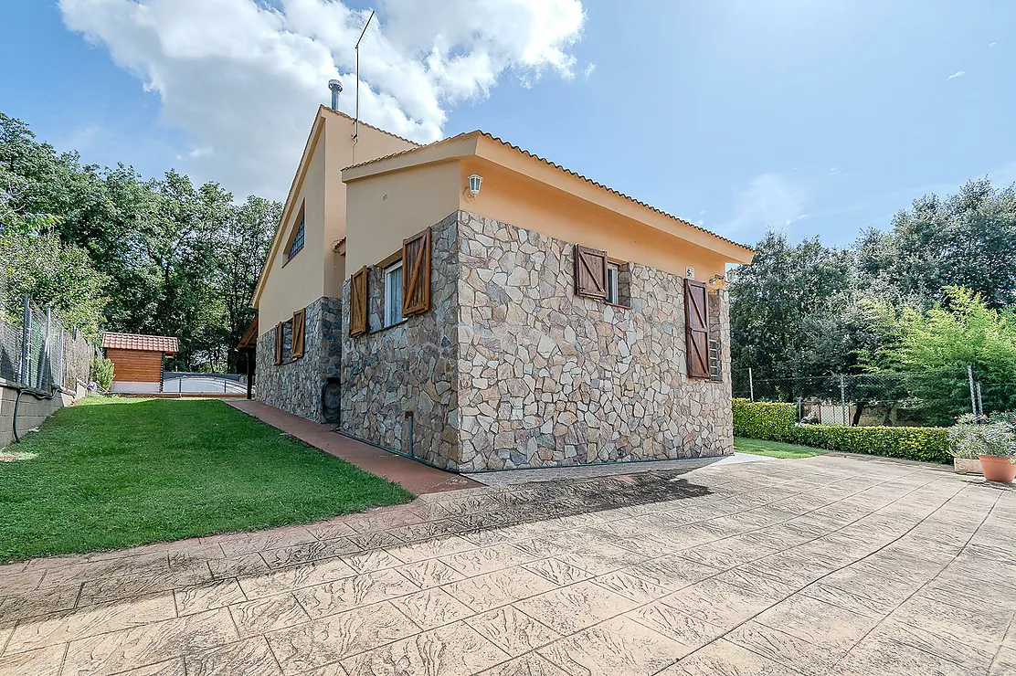 CASA CON AMPLIO TERRENO Y PISCINA