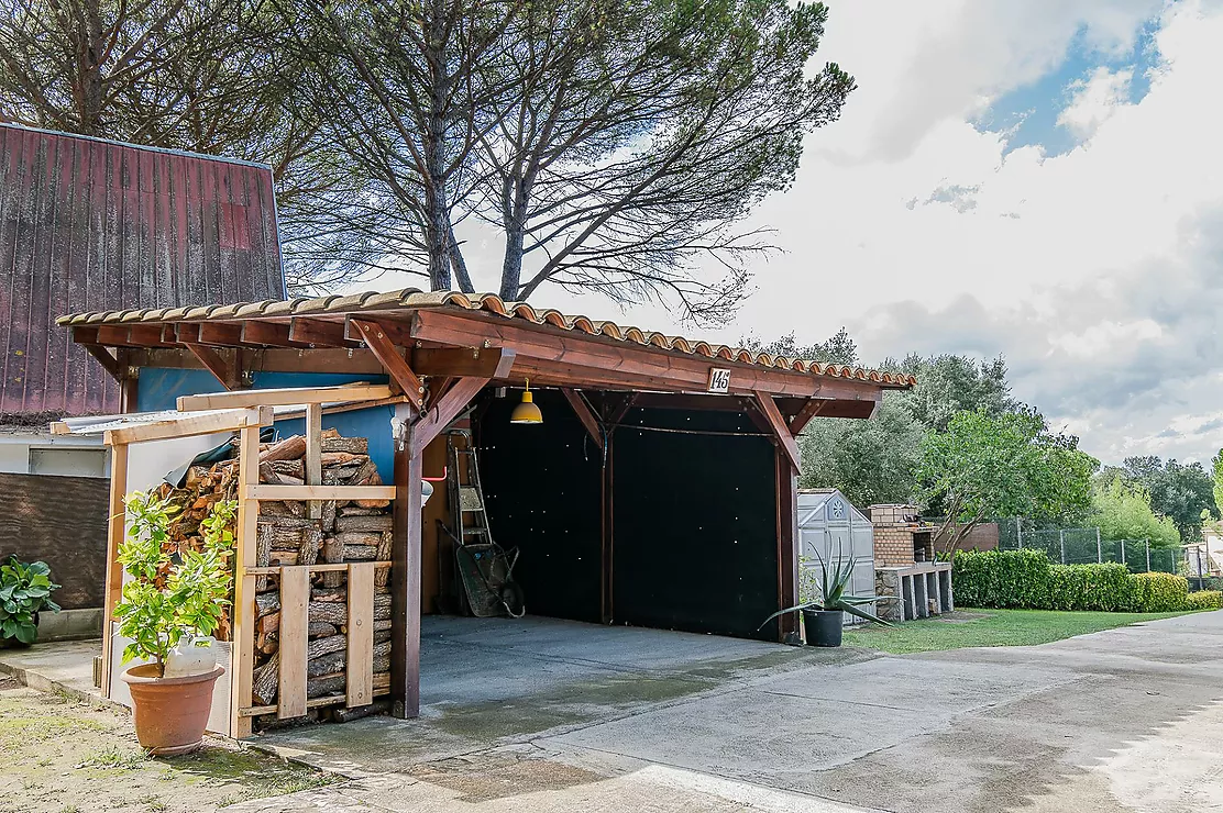 CASA CON AMPLIO TERRENO Y PISCINA