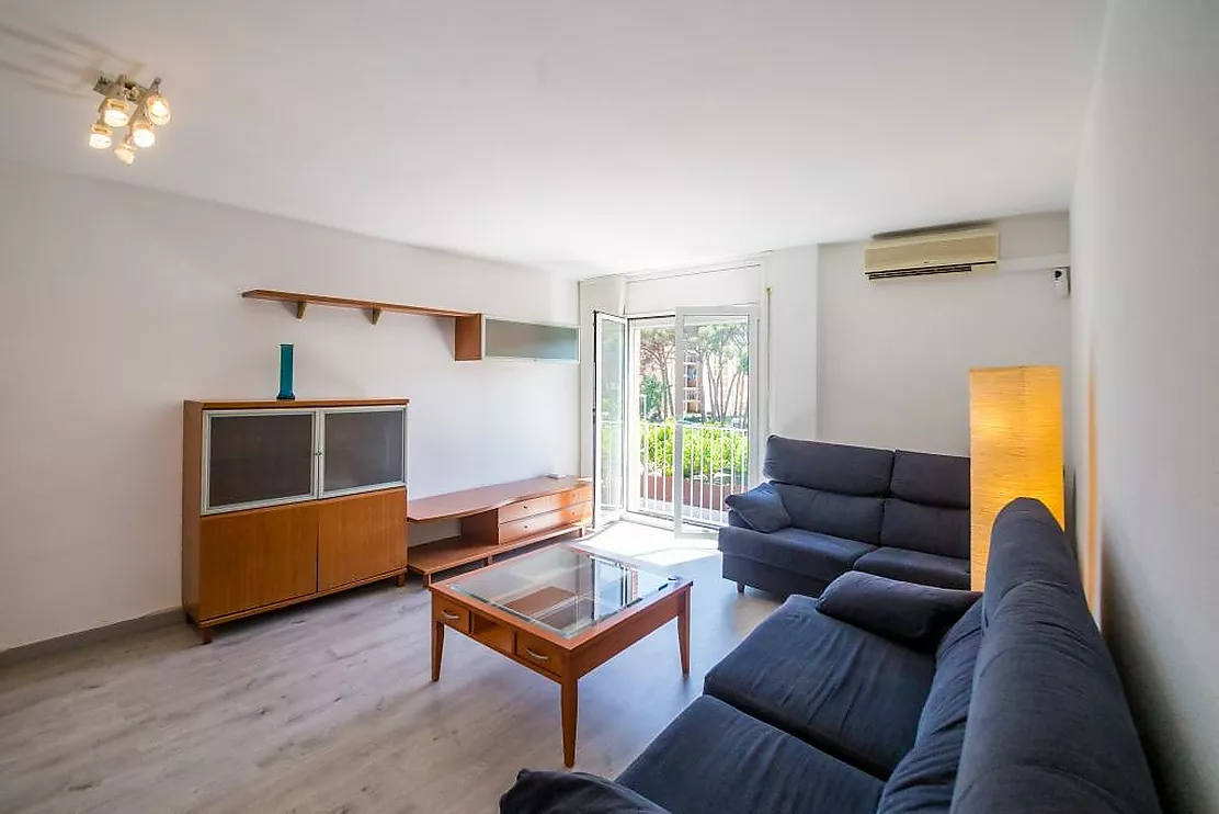 Cozy Renovated Apartment with Plenty of Light, Comfort, and Additional Space.