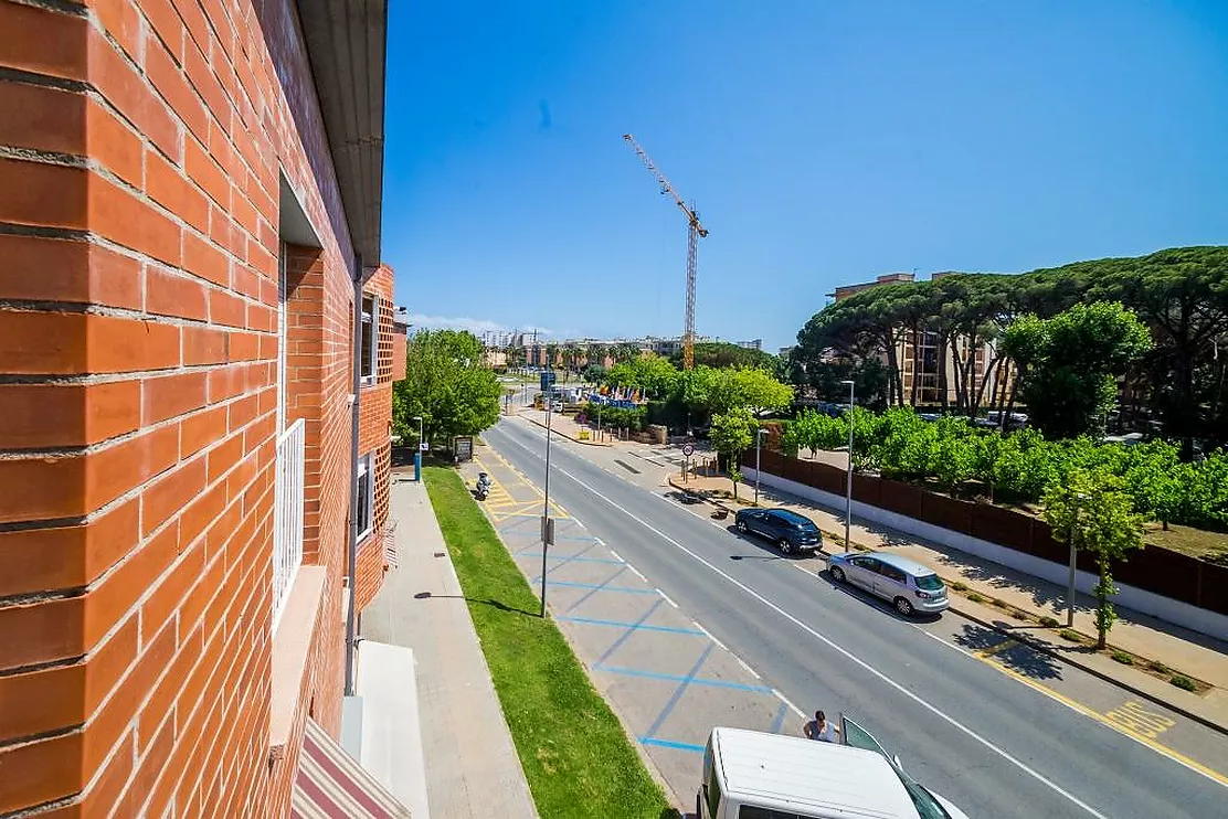 Appartement rénové et cosy, avec beaucoup de lumière, de confort et d'espace supplémentaire.