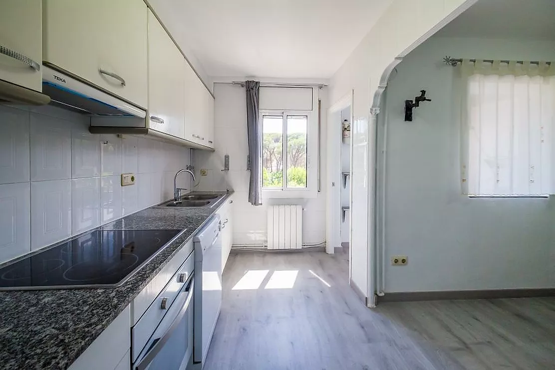 Appartement rénové et cosy, avec beaucoup de lumière, de confort et d'espace supplémentaire.