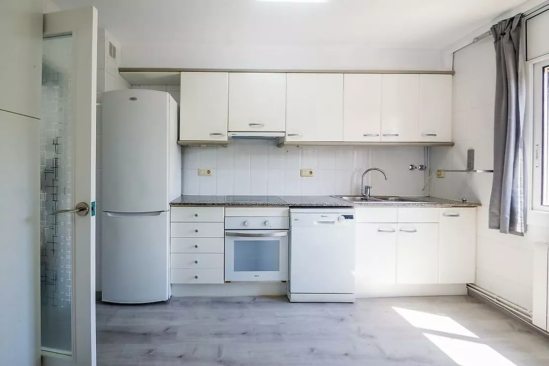 Appartement rénové et cosy, avec beaucoup de lumière, de confort et d'espace supplémentaire.