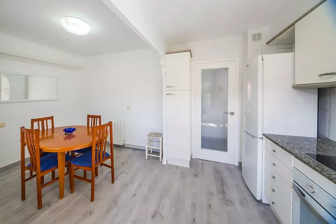 Appartement rénové et cosy, avec beaucoup de lumière, de confort et d'espace supplémentaire.