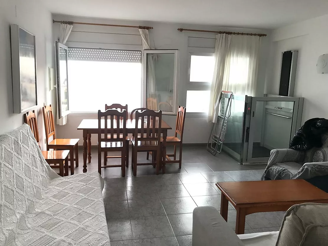 Apartamento en primera línea con vistas panorámicas al mar.