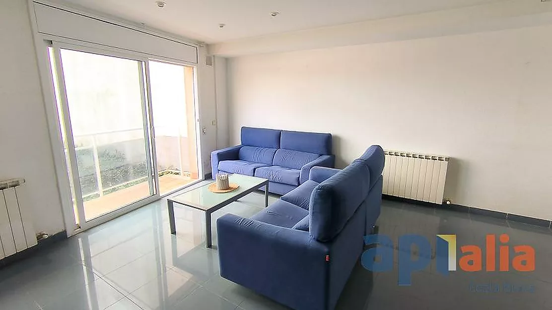 Apartamento exclusivo con vistas al Port Marina y garaje privado.