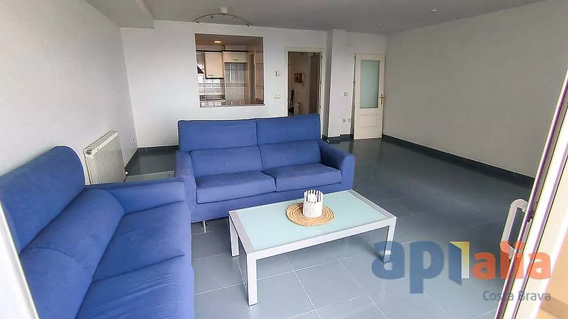 Exclusive apartment with views of Port Marina and private garage.