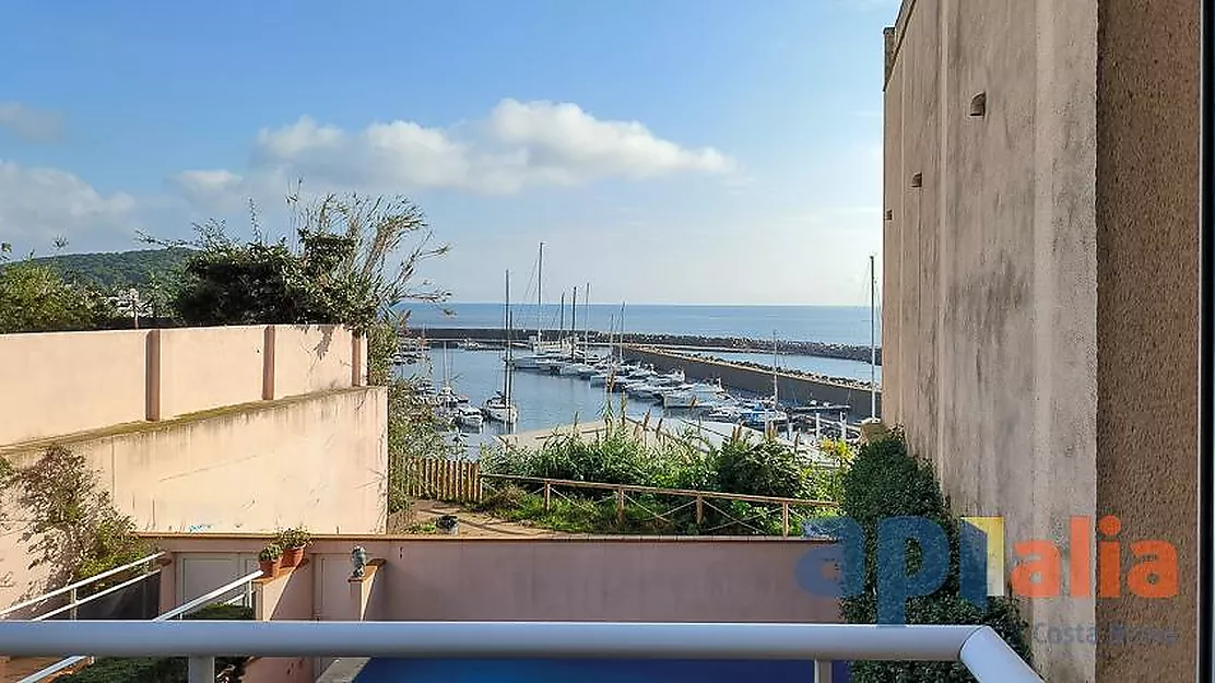 Apartamento exclusivo con vistas al Port Marina y garaje privado.