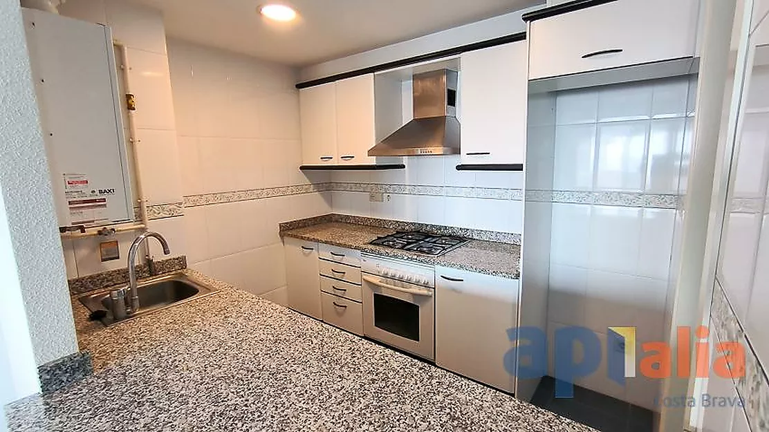 Apartament exclusiu amb vistes al Port Marina i garatge privat.