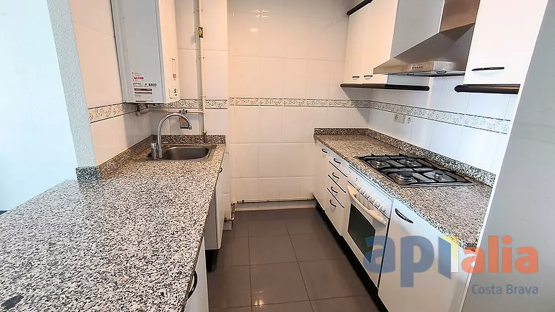 Apartamento exclusivo con vistas al Port Marina y garaje privado.