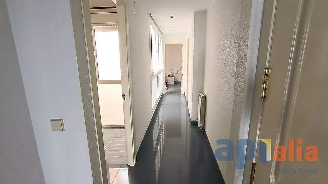 Appartement exclusif avec vue sur le Port Marina et garage privé.