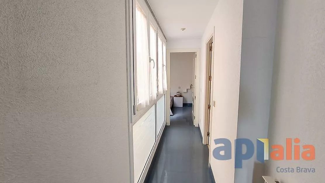 Appartement exclusif avec vue sur le Port Marina et garage privé.