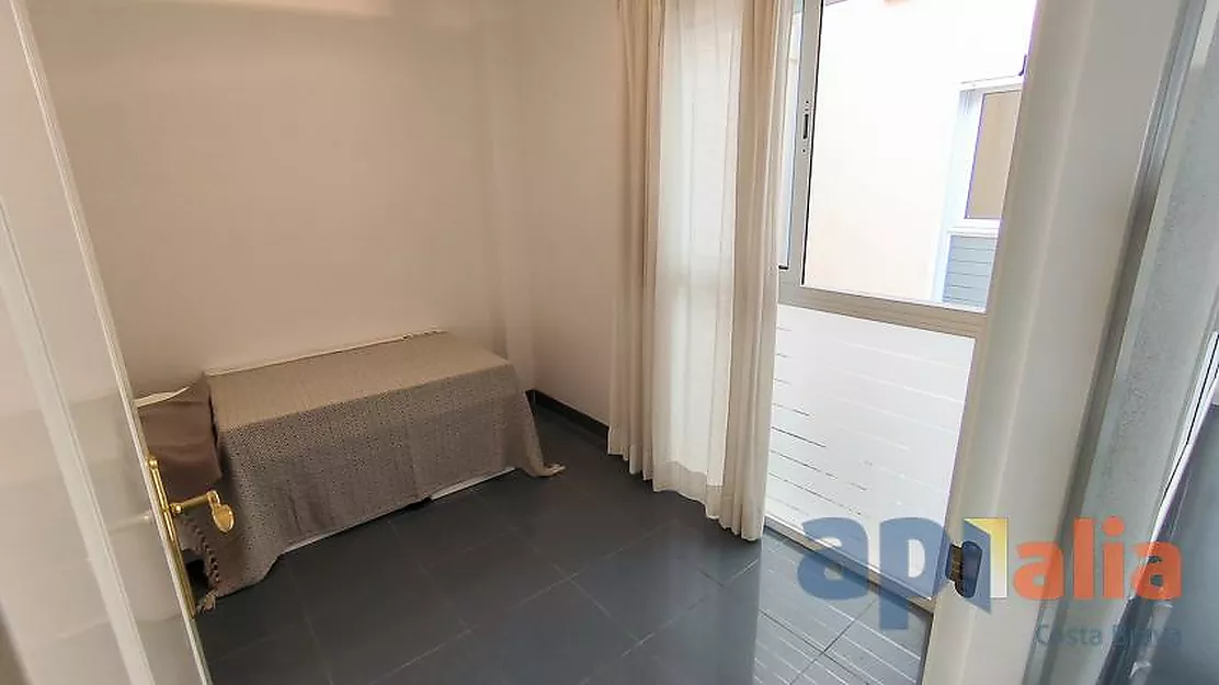 Apartamento exclusivo con vistas al Port Marina y garaje privado.