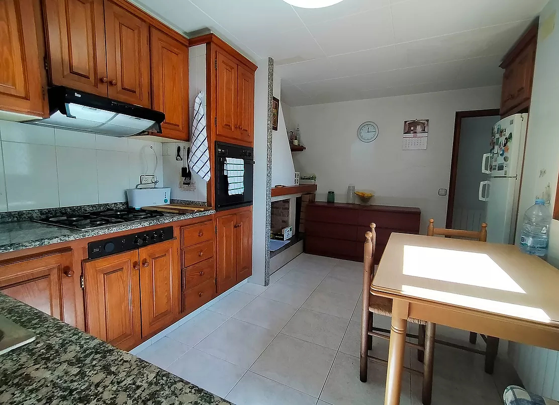 CORÇÀ- CASA EN VENDA AMB CUINA OFFICE, PATI I TERRASSA AL BAIX EMPORDÀ