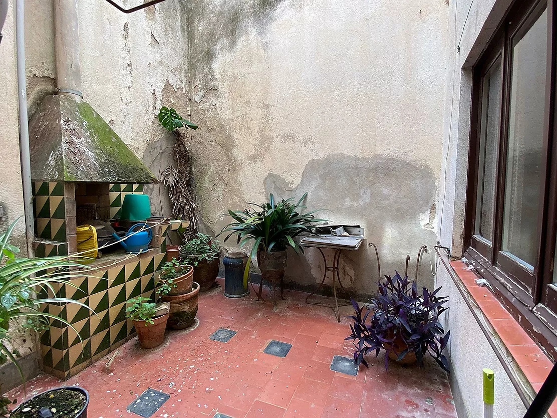 Edifici rústic en venda: Local, dos habitatges i dues terrasses al casc antic de La Bisbal d'Empordà