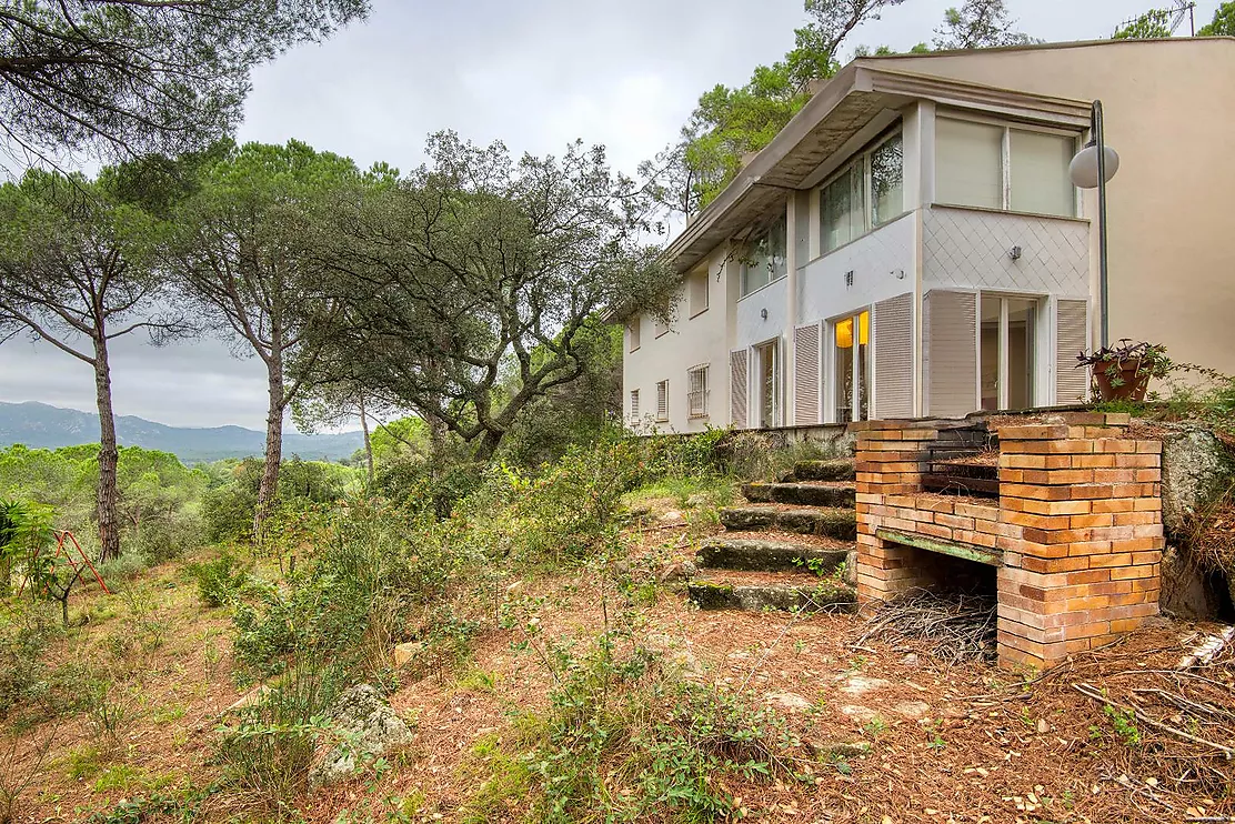 Xalet d'obra arquitectònica totalment integrat a la natura, zona Església. Santa Cristina d'Aro