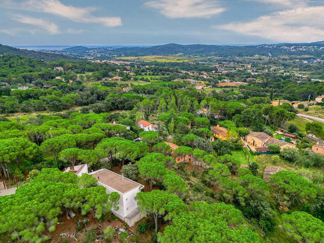 Architectural chalet fully integrated into nature, Church area.- Santa Cristina d'Aro