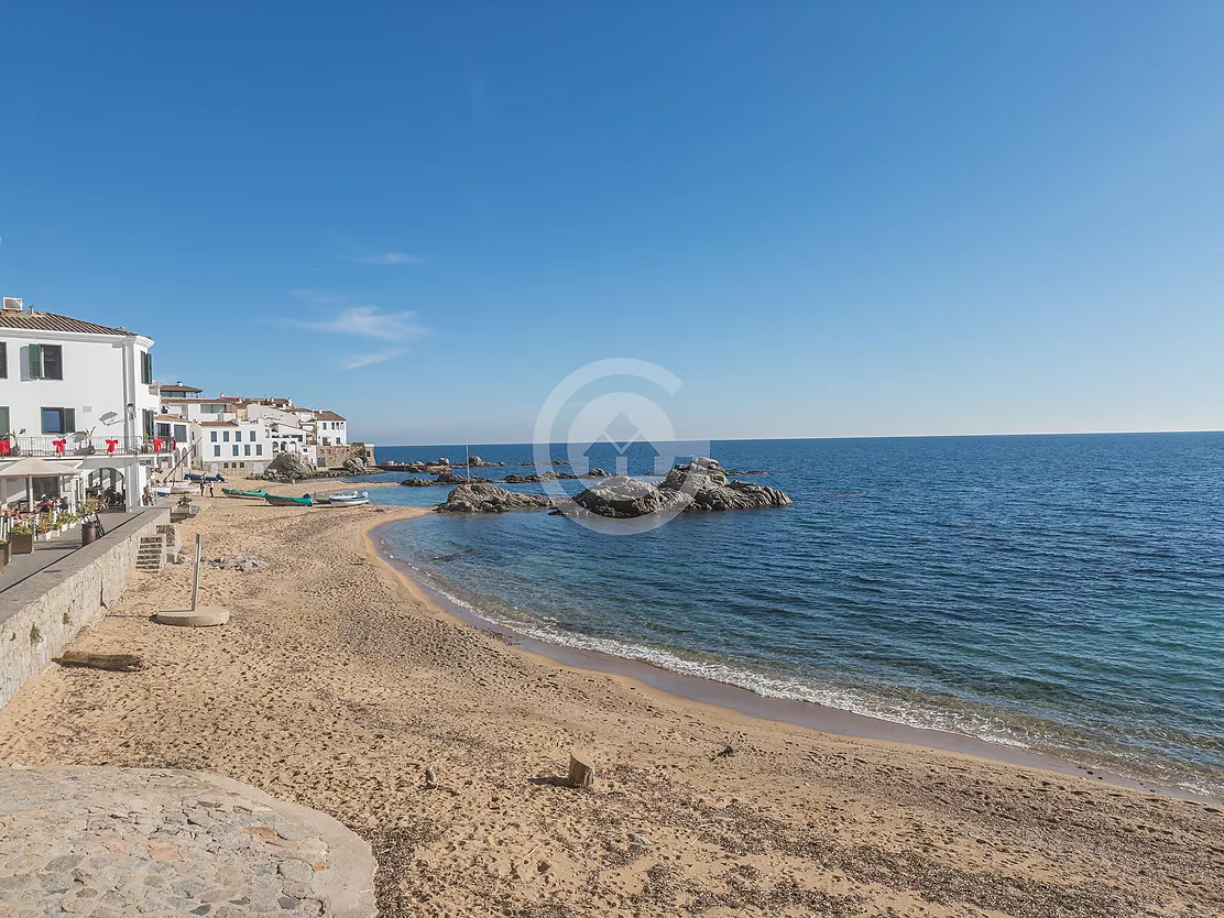 Apartamento en primera línea con vistas panorámicas al mar.