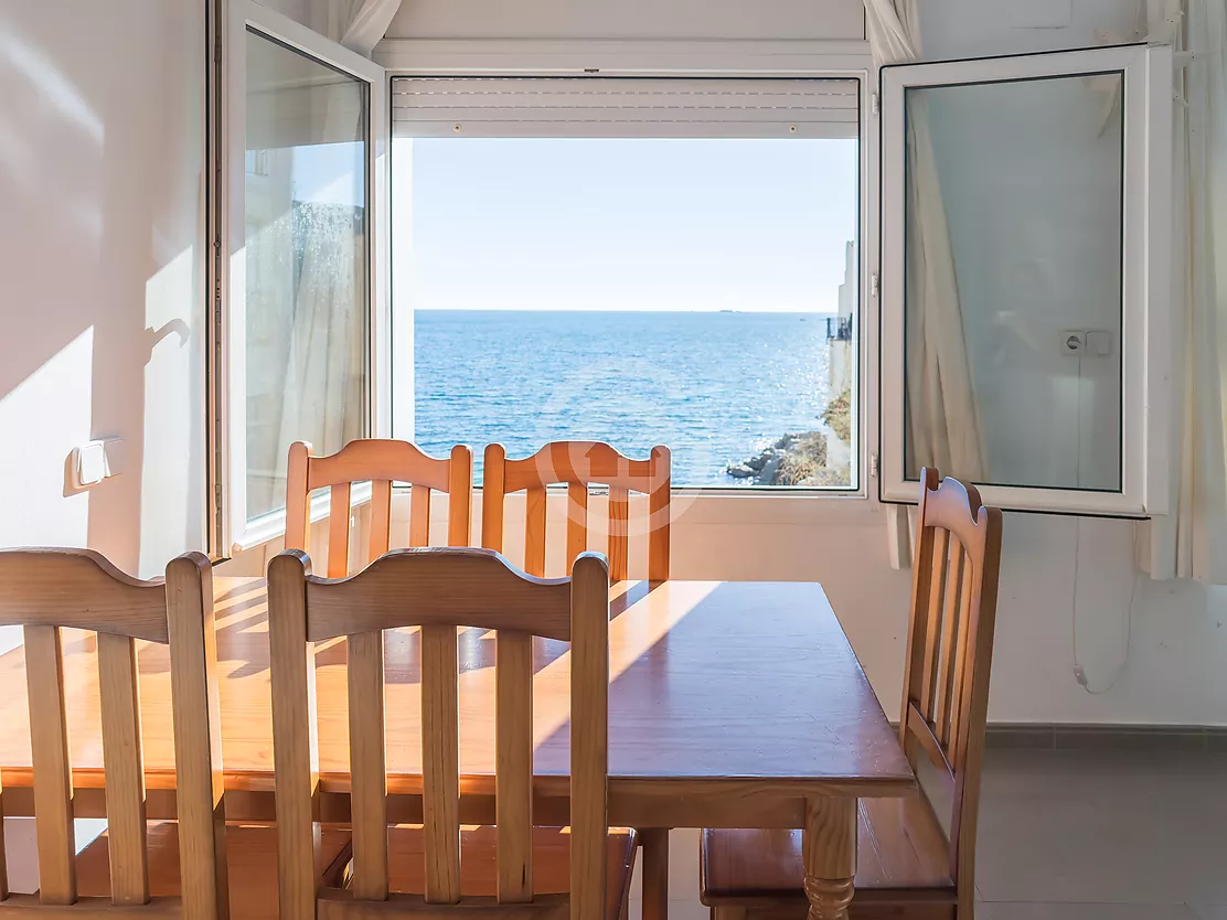 Appartement en première ligne avec vue panoramique sur la mer.