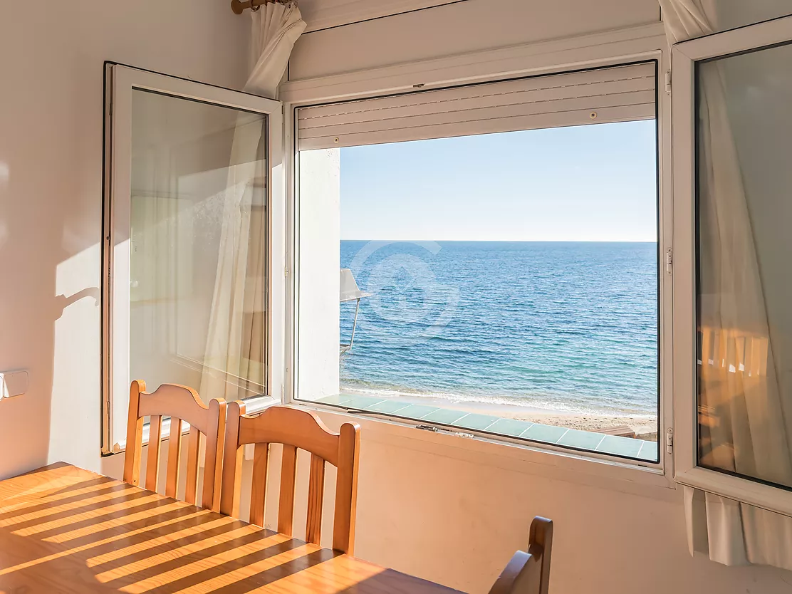 Appartement en première ligne avec vue panoramique sur la mer.