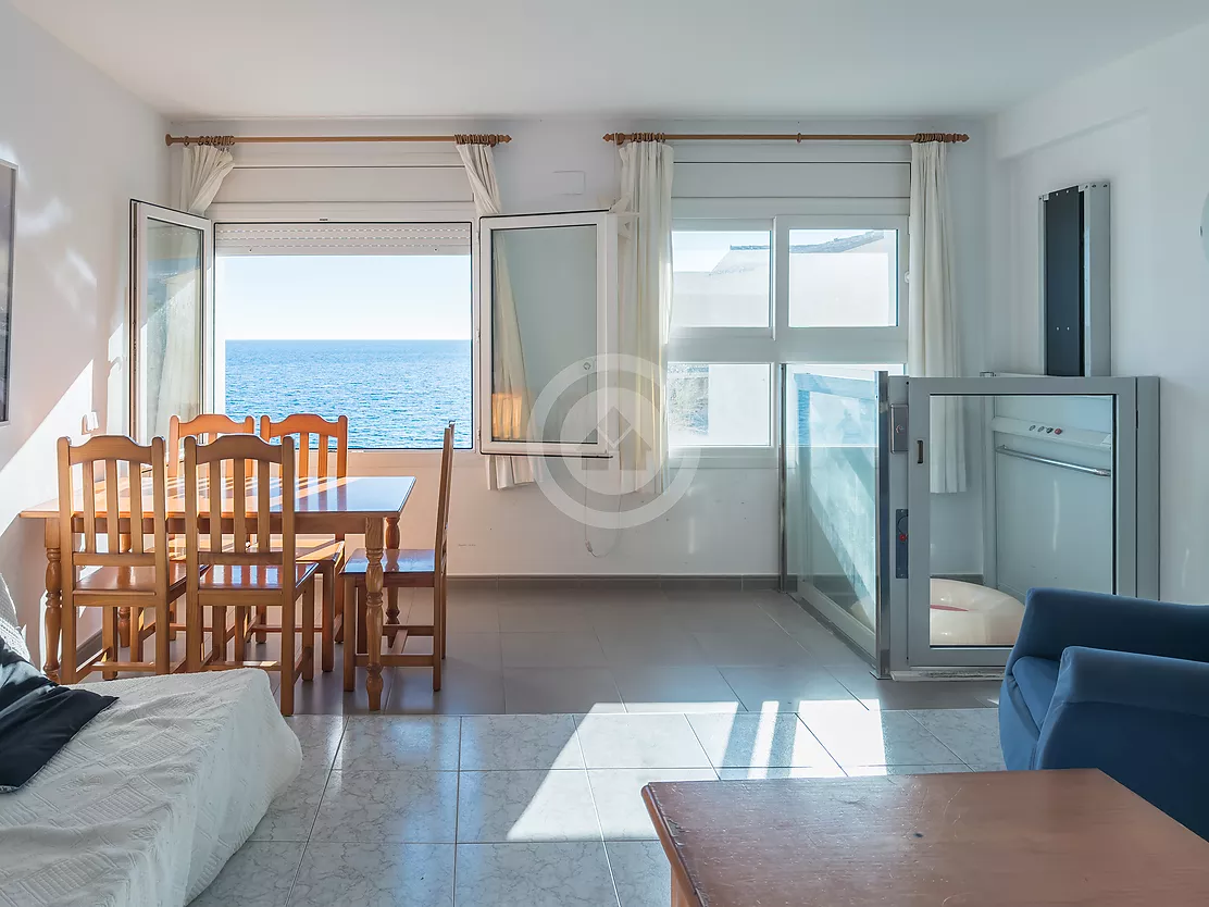 Apartament en primera línia amb vistes panoràmiques al mar.